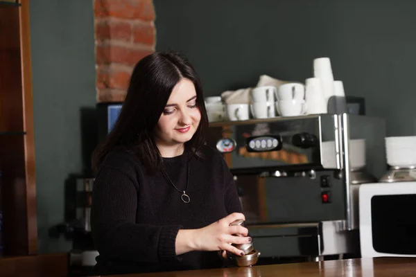 Woman barista use the coffee tamper — Stock Photo, Image