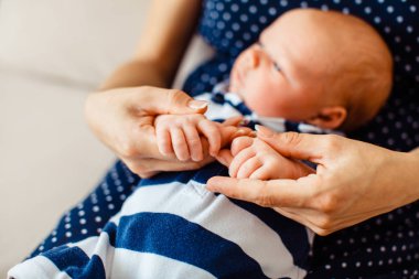 Yeni doğan bebek eller tarafından tutulan güçlü ve güvenli anneler elleri, aile güvenliği kavramı görünümü kadar takdire şayan yakın