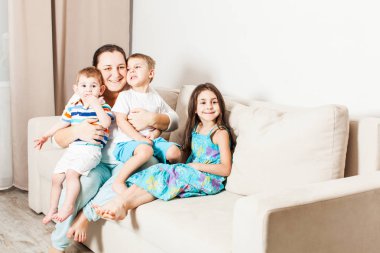 Oturma ve bir aile fotoğrafı için poz çocukları ile anne.