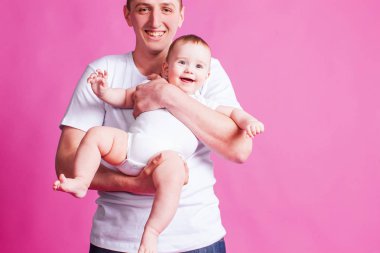 Genç gülümseyen baba ile bebek çalış