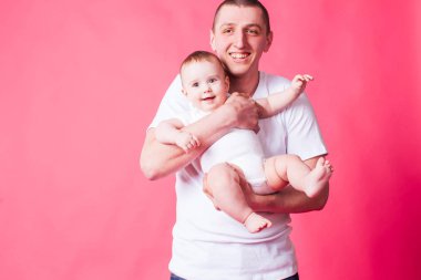 Genç gülümseyen baba ile bebek çalış