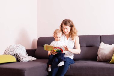 Anne ve oğlu birlikte kitap okuma