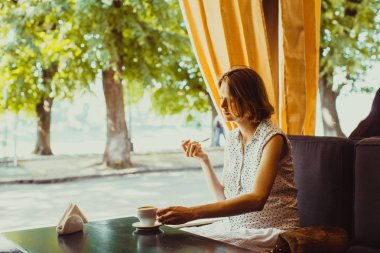 Hamile kadın bir kafede dinleniyor