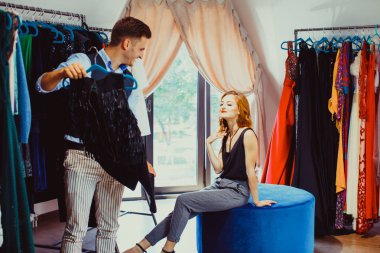 Yeni bir elbise seçme genç çekici kadın