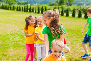 Çocuk mutlu yüzler görünümünü kapat
