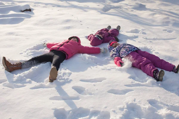 Drie engelen in de sneeuw — Stockfoto