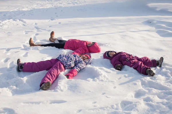 雪の上の 3 つの天使 — ストック写真