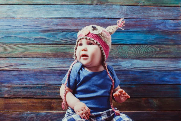 Šťastné Dítě Brož Lapel Háčkované Čepice Představují Dřevěné Pozadí — Stock fotografie