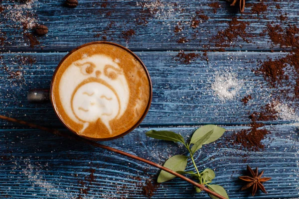 Xícara de café com um monte de bela arte latte . — Fotografia de Stock