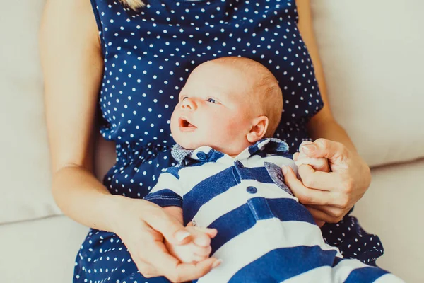 Πορτρέτο του ένα αξιολάτρευτο μωρό σε ένα ριγέ ρούχα — Φωτογραφία Αρχείου