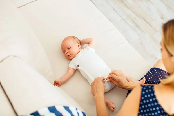 Değişen ve Bebek Giydirme — Stok fotoğraf