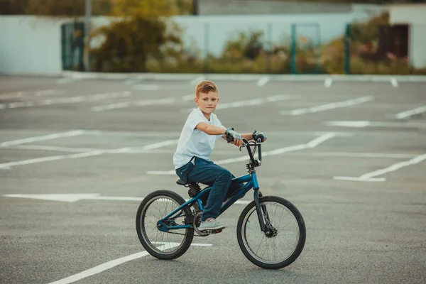 Akrobacje rowerowe BMX — Zdjęcie stockowe