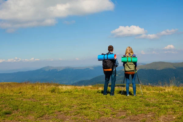 Paar sucht die Sommerlandschaft — Stockfoto