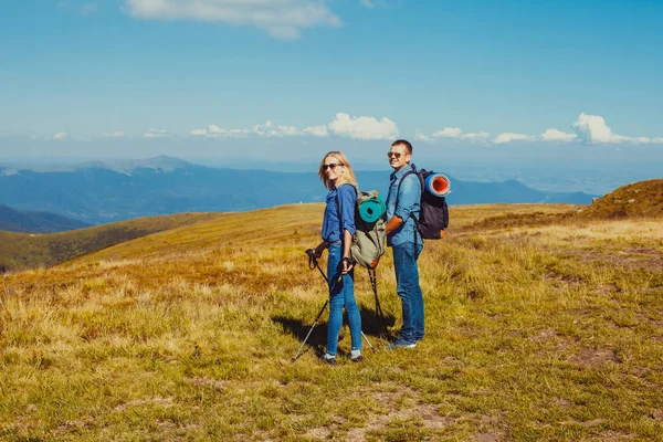 Mann und Frau wandern in den Bergen — Stockfoto
