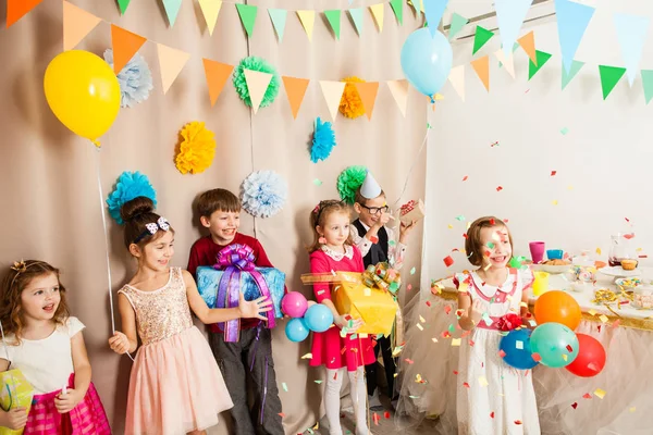 Kinder feiern B-Day-Party — Stockfoto