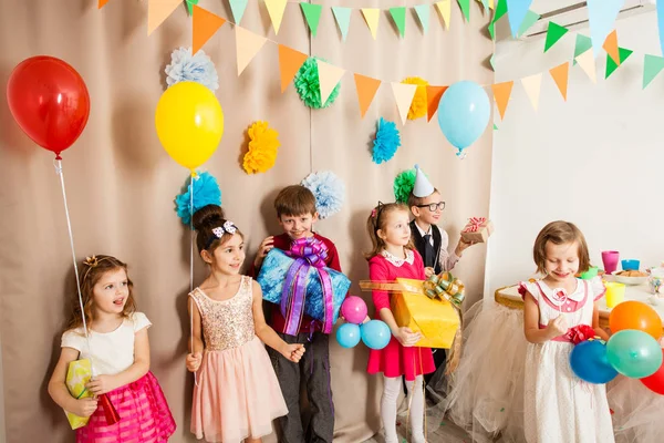 Die Kinder brachten coole Geburtstagsgeschenke mit — Stockfoto