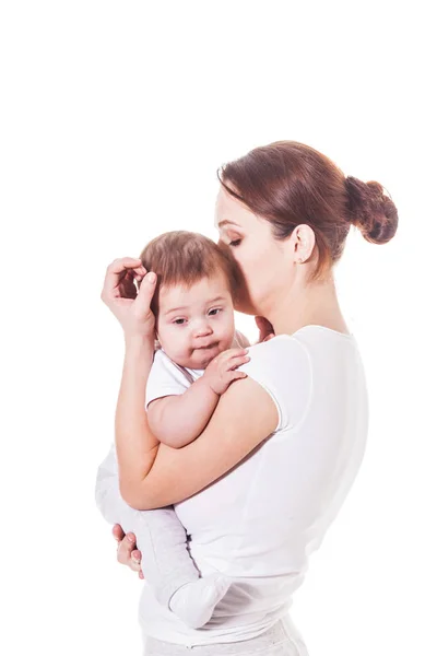 Mãe segurando seu filho em um fundo branco — Fotografia de Stock
