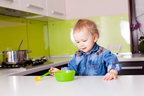 Мальчик ест в одиночку — стоковое фото