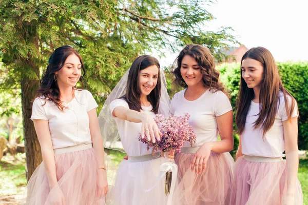 La mariée et les copines s'amusent — Photo