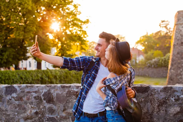 Elegantní pár chodí kolem hradu — Stock fotografie