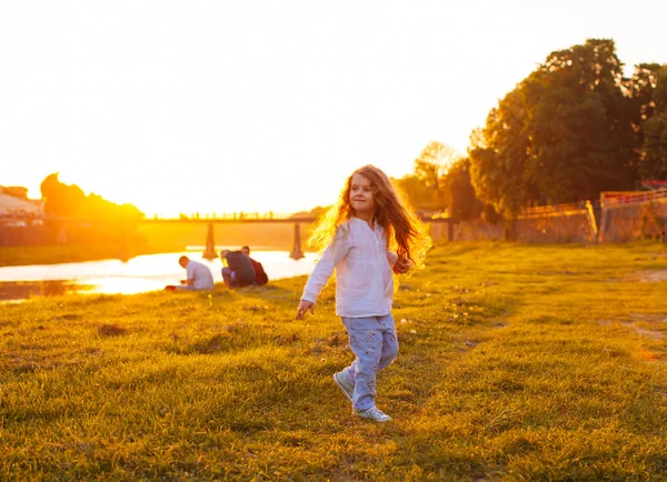 Šťastná dívka tančí — Stock fotografie