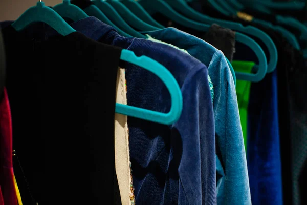 Kleding op een hanger — Stockfoto