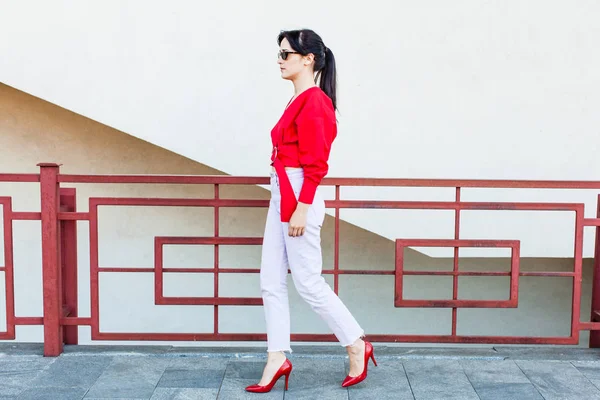 Jovem mulher elegante em uma blusa vermelha — Fotografia de Stock