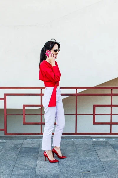 Mulher chique em uma blusa vermelha — Fotografia de Stock