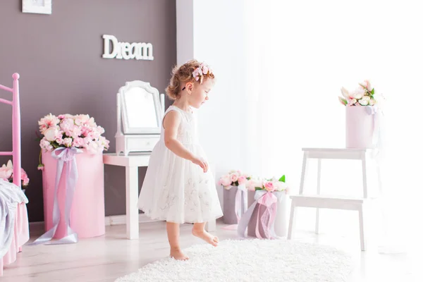 Hübsches Mädchen steht in ihrem hellen mädchenhaften Zimmer — Stockfoto