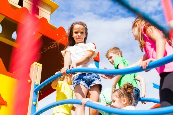 Kinder erwägen einen neuen Spielplatz — Stockfoto