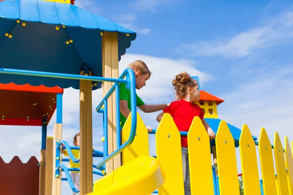 Niños en el parque infantil — Foto de Stock