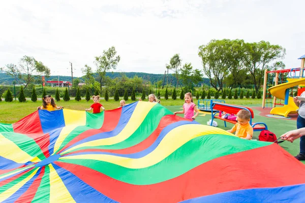 Pidocchi colorati di stoffa agitati dai bambini — Foto Stock