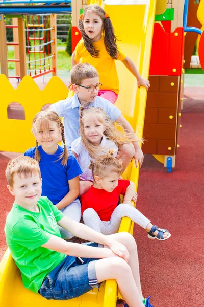 Enfants heureux jouant à l'extérieur — Photo