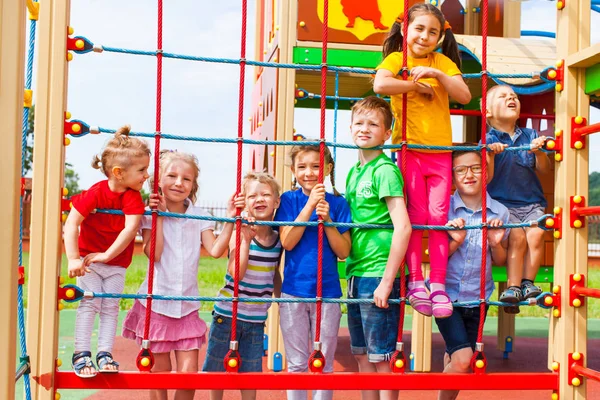 Groep van gelukkige kinderen — Stockfoto