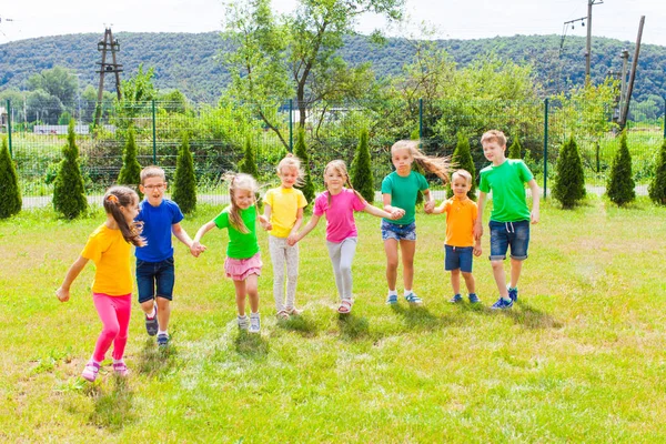 Grupp barn i färgglada t-shirts utomhus — Stockfoto