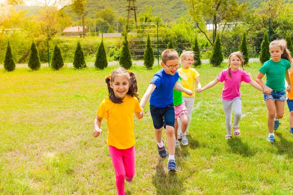 Niños jugando al aire libre en el campo — Foto de Stock