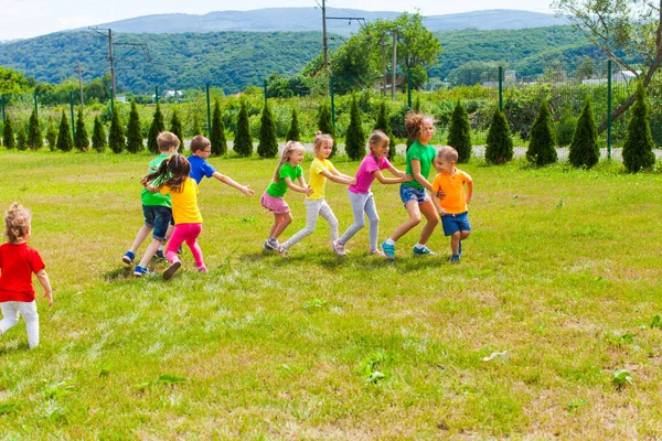 Crianças acampamento de verão jogos ao ar livre — Fotografia de Stock