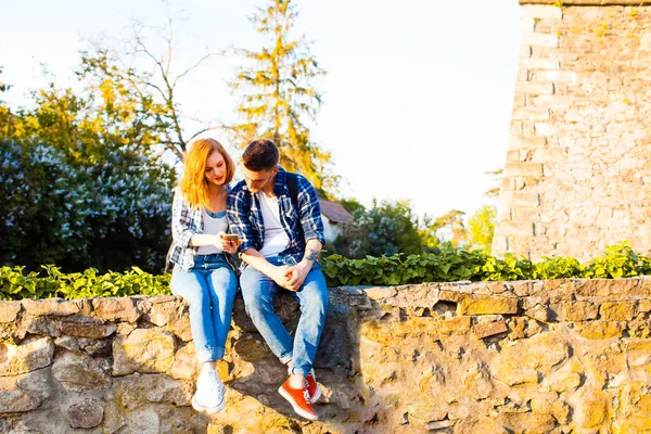 La pareja encuentra su ubicación — Foto de Stock