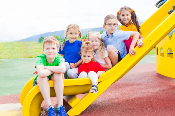 Los niños se divierten en la diapositiva — Foto de Stock