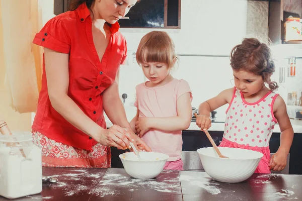 Familie koken samen — Stockfoto