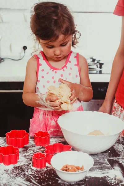 Mädchen lernt Kochen — Stockfoto