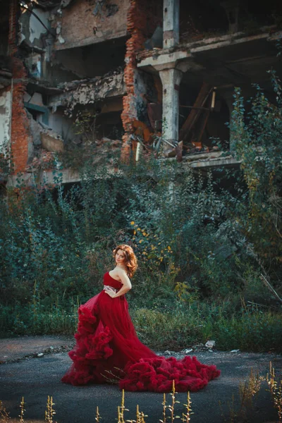 Princesa fada em ruínas — Fotografia de Stock