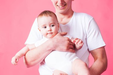 Babası çalış bebekle, gülümseyen genç yüzünü kapatmak