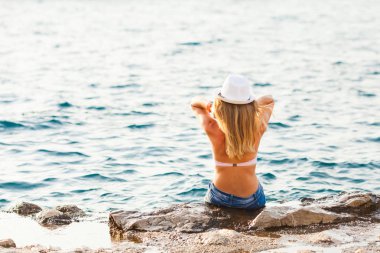Seksi model sahilde, güneşli yaz gün