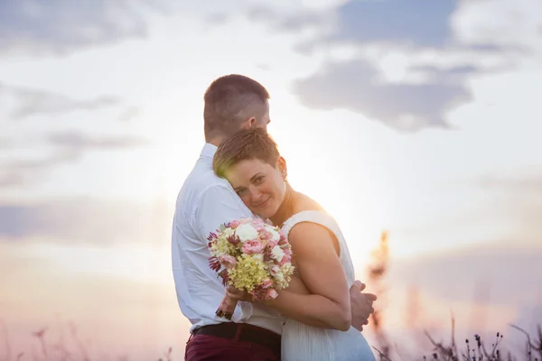 De romantische paar aard in de zomer buiten — Stockfoto