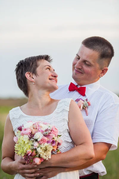 Naturaleza pareja romántica en el verano al aire libre —  Fotos de Stock