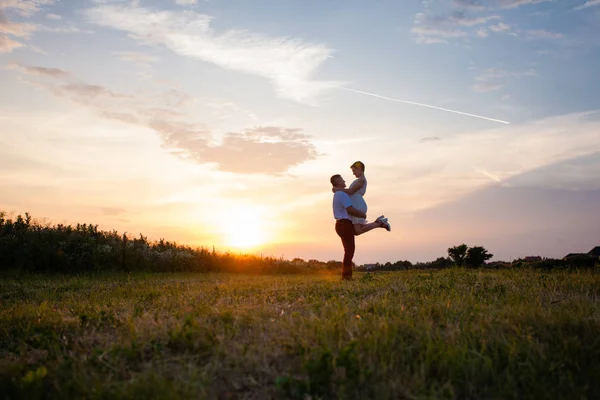 Stylové svatební pár při západu slunce v létě venku — Stock fotografie
