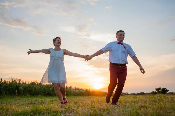 Naturromantisches Paar im Sommer im Freien — Stockfoto