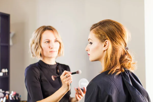 Preparando o modelo para o tiroteio, compõem — Fotografia de Stock