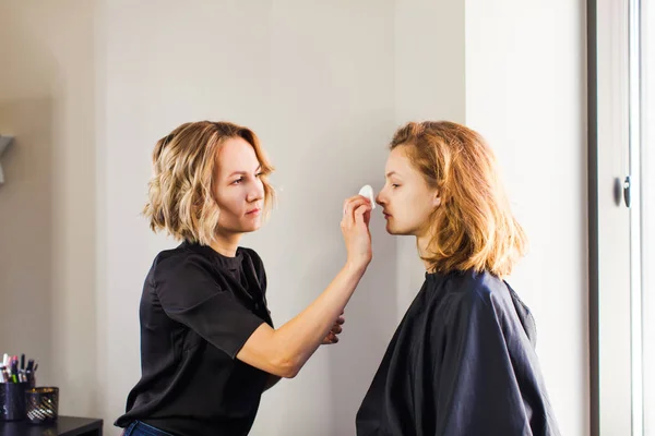 Voorbereiding van het model voor de schietpartij in de studio — Stockfoto